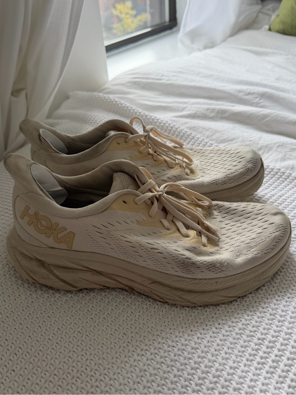 HOKA Clifton 8 eggnog shifting sand